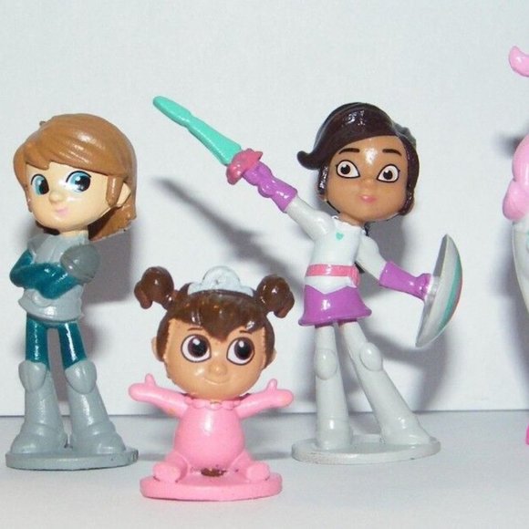 Nella the Princess Knight Party Favors Set of 14 with 12 Figures and 2 UniRings - Picture 4 of 7